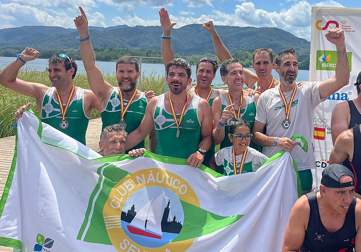 Los veteranos del Club Náutico Sevilla, celebrando la victoria en Bañolas
