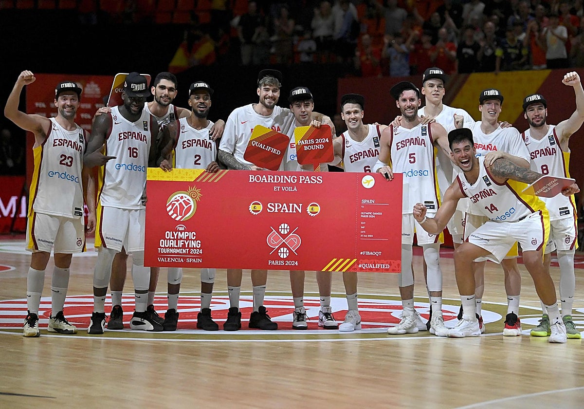 Los jugadores de la selección celebran la clasificación para París 2024