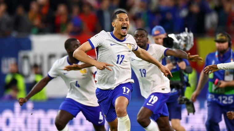 William Saliba, la sensación gala de esta Eurocopa, celebra el pase a semifinales del torneo de Alemania tras batir su selección a Portugal en la tanda de penaltis