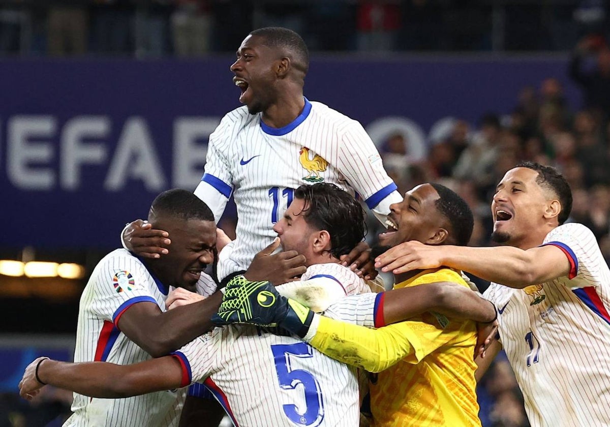 Los jugadores de la selección francesa celebran el pase a la semifinales tras batir a Portugal en los penaltis