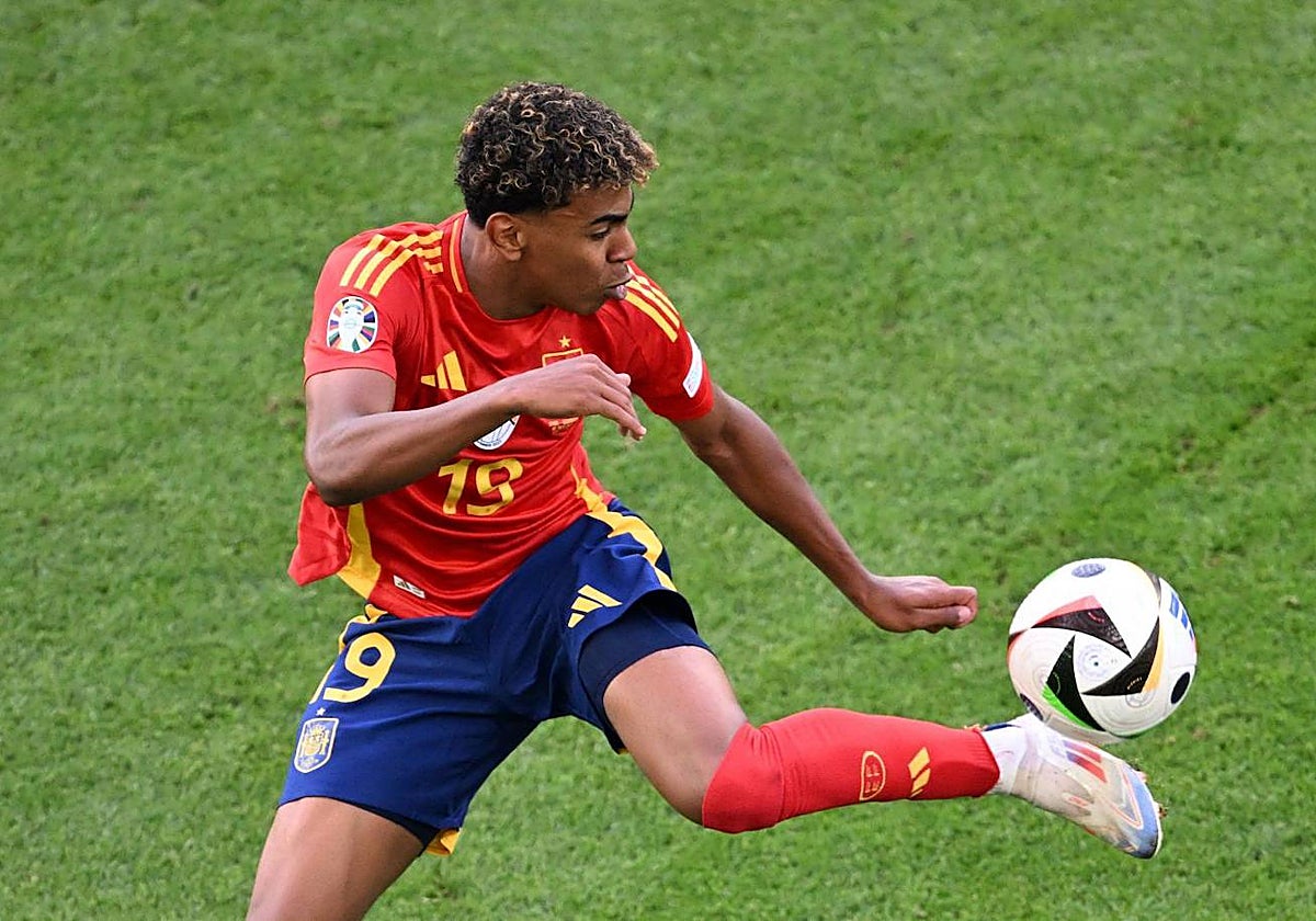 El joven jugador de la selección española, Lamine Yamal, controla el balón con el exterior en el partido ante Alemania