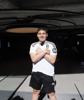 Imagen secundaria 2 - Seguidores blancos posando con la camiseta de Mbappé