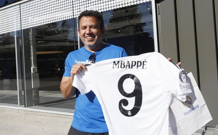 Imagen principal - Seguidores blancos posando con la camiseta de Mbappé