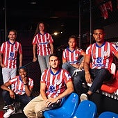 El Atlético presenta su nueva camiseta, con el escudo clásico y en homenaje al doblete