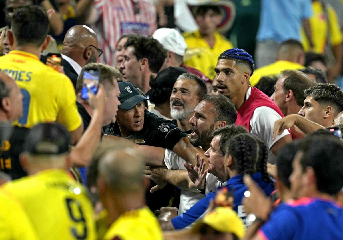 Araujo, inmerso en la pelea entre jugadores uruguayos y aficionados colombianos