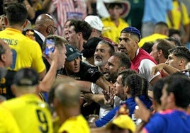 La vergonzosa pelea entre jugadores de Uruguay y aficionados de Colombia que indigna al mundo del fútbol