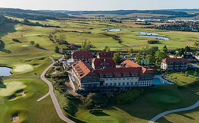 Imagen principal - Inglaterra en la República de Weimar: resort de lujo, veto a las familias, torneos de dardos y golf, y un concierto de Ed Sheeran