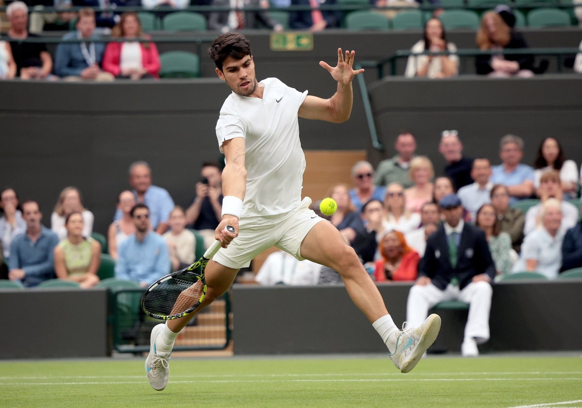 Carlos Alcaraz, durante un punto del encuentro de Wimbledon