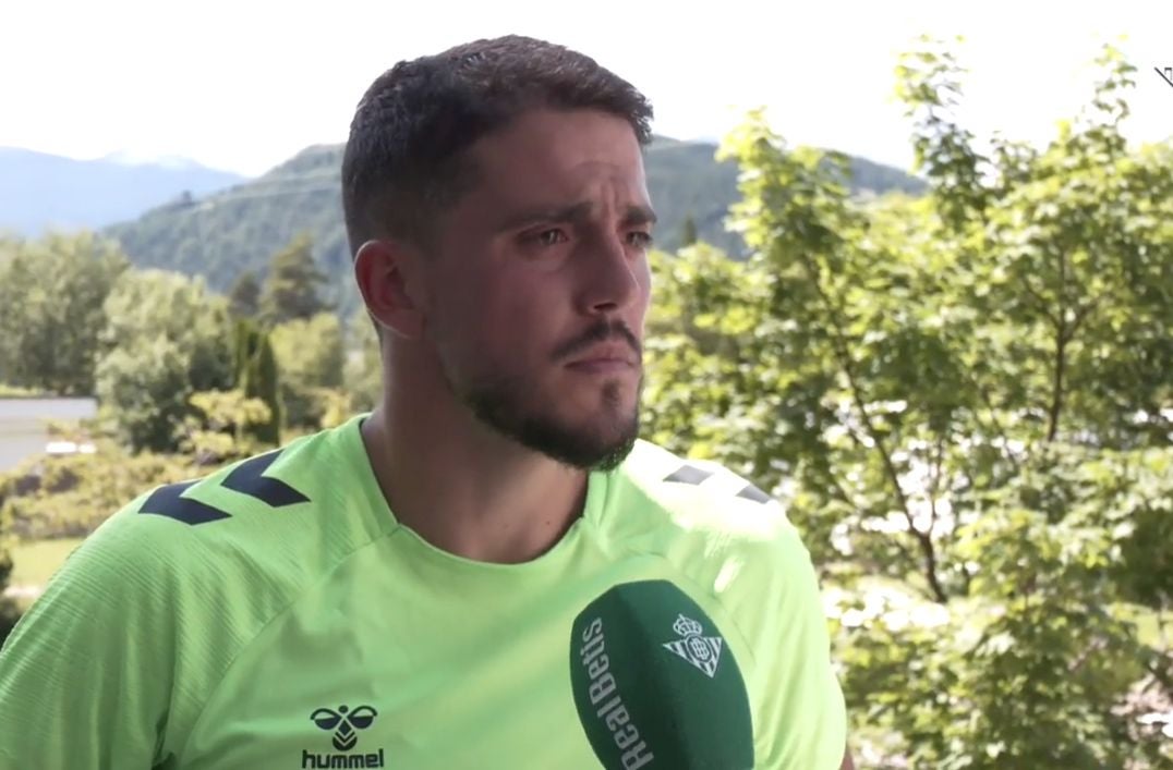 Pablo Fornals, atendiendo a los medios oficiales del Betis