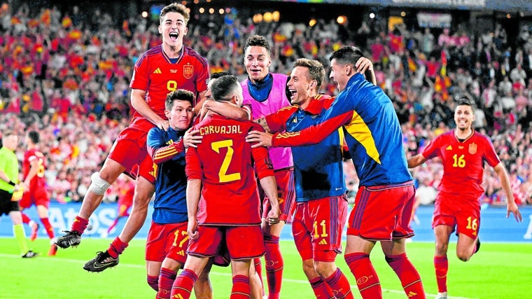 Los jugadores españolas celebran el título