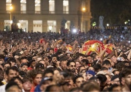 España se echa a la calle para acompañar a la selección