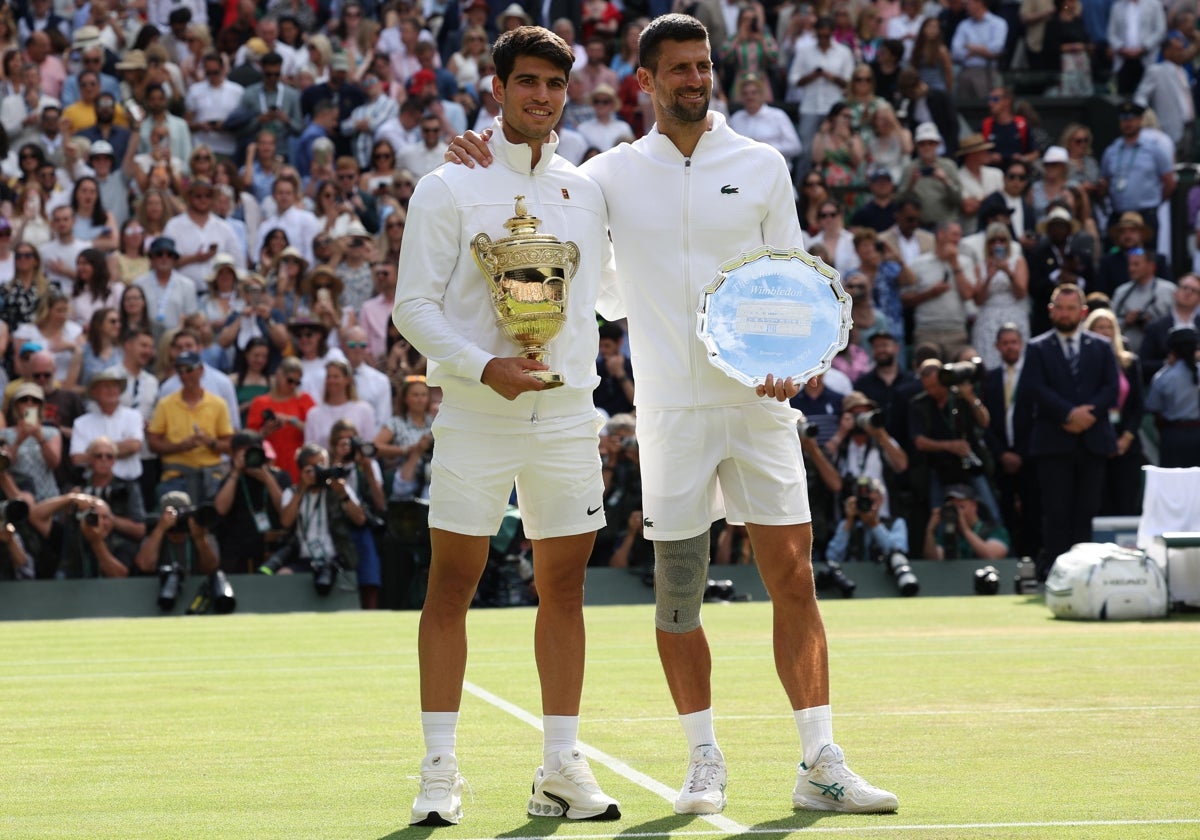 Alcaraz y Djokovic posan con los trofeos