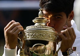 Un Alcaraz soberbio rinde a Djokovic y se corona en Wimbledon por segundo año consecutivo