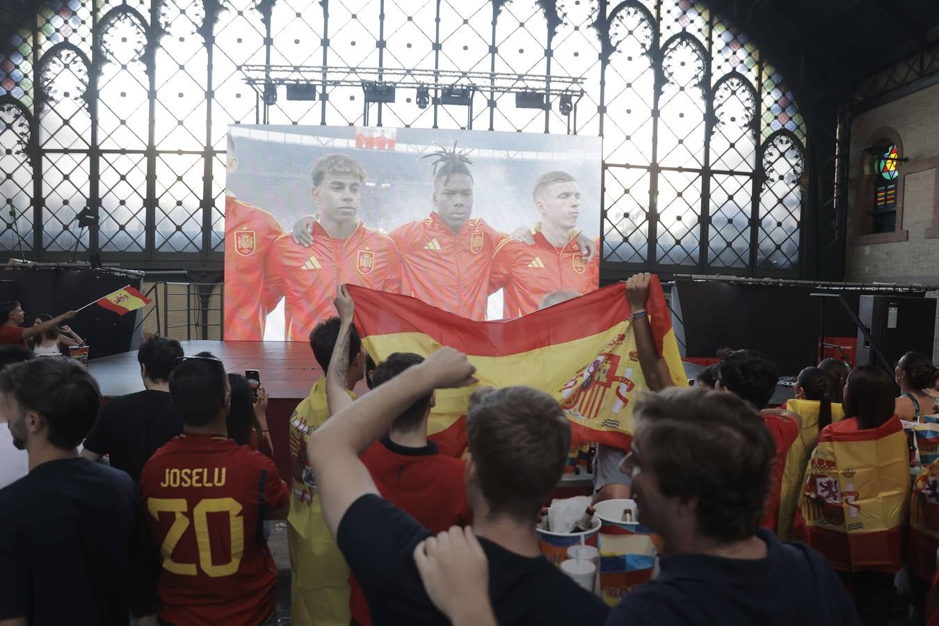 Numerosas personas han seguido el partido en el Centro Comercial Plaza de Armas, tanto en el hall principal como en en el cine