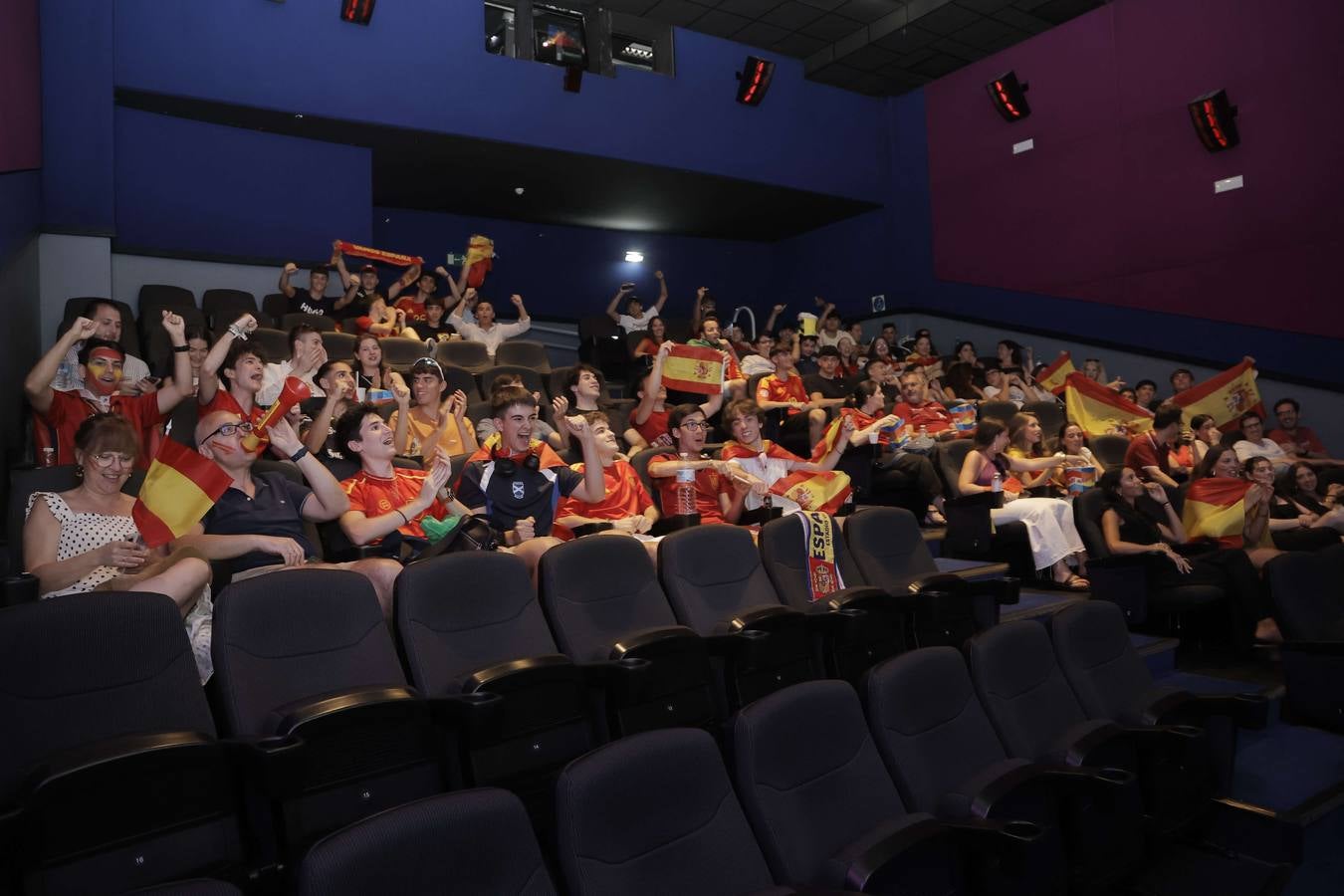 Numerosas personas han seguido el partido en el Centro Comercial Plaza de Armas, tanto en el hall principal como en en el cine