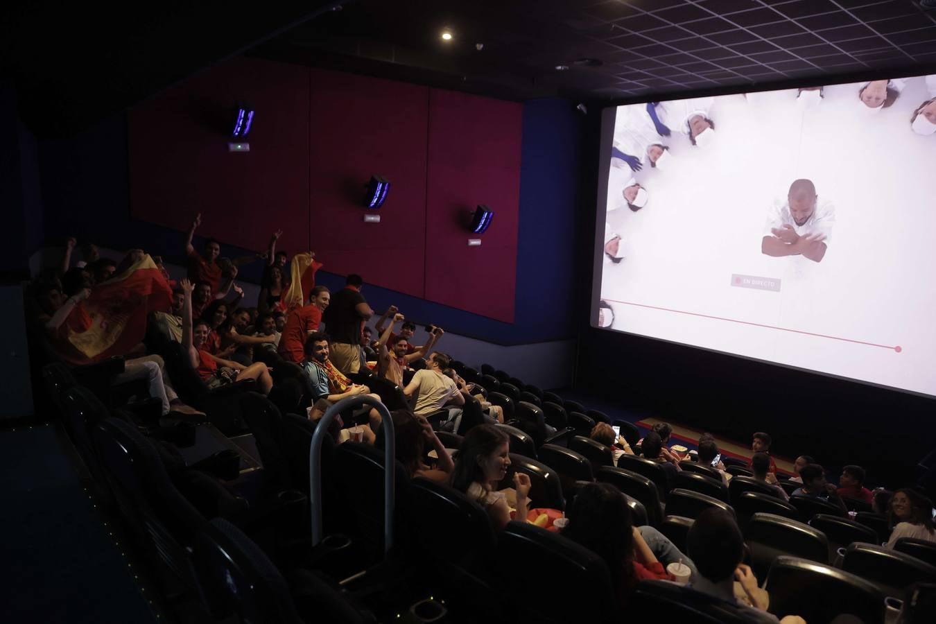 Numerosas personas han seguido el partido en el Centro Comercial Plaza de Armas, tanto en el hall principal como en en el cine