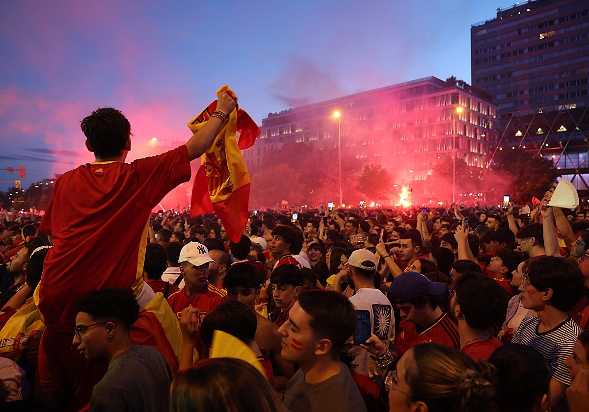 En la plaza de Colón (Madrid) se agolparon miles de personas para seguir el partido