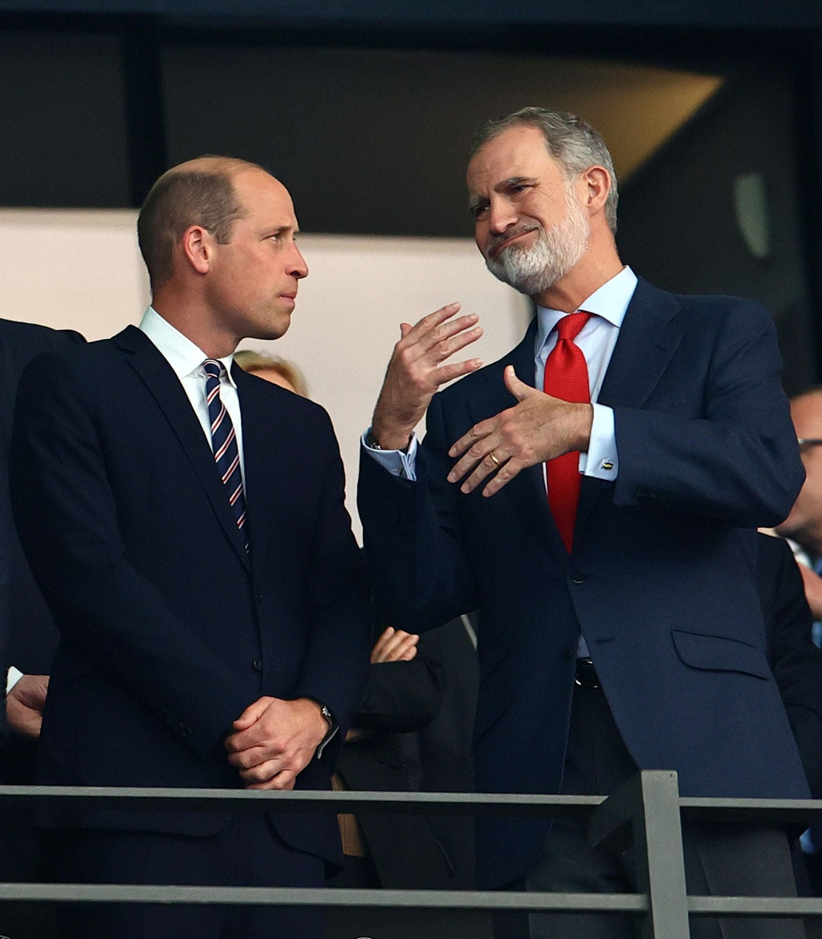 Guillermo, Príncipe de Gales(izq.) y el rey Felipe VI de España charlan antes del comienzo del partido