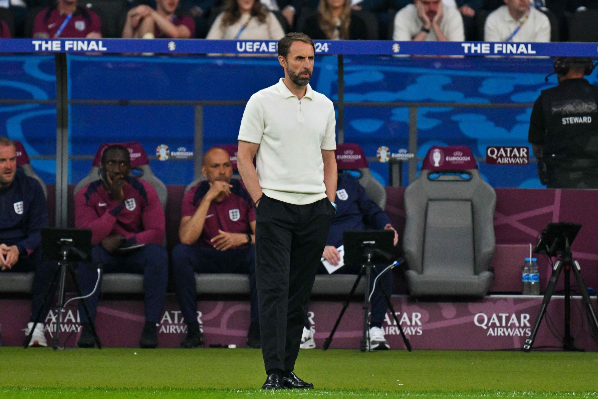 Gareth Southgate delante de su banquillo esperando a que comience el partido