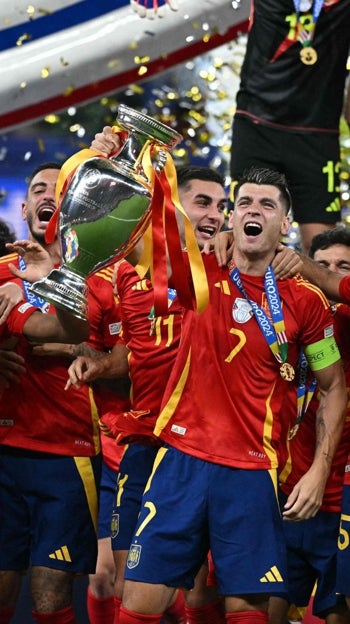Los jugadores de la selección española, con el trofeo