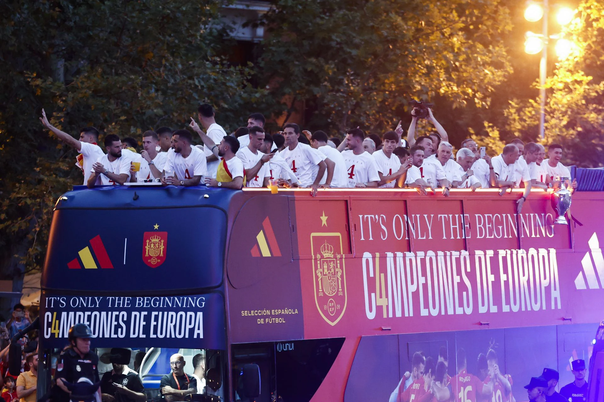 La Selección Española se dirige a Cibeles a celebrar con miles de aficionados tras conquistar la cuarta Eurocopa