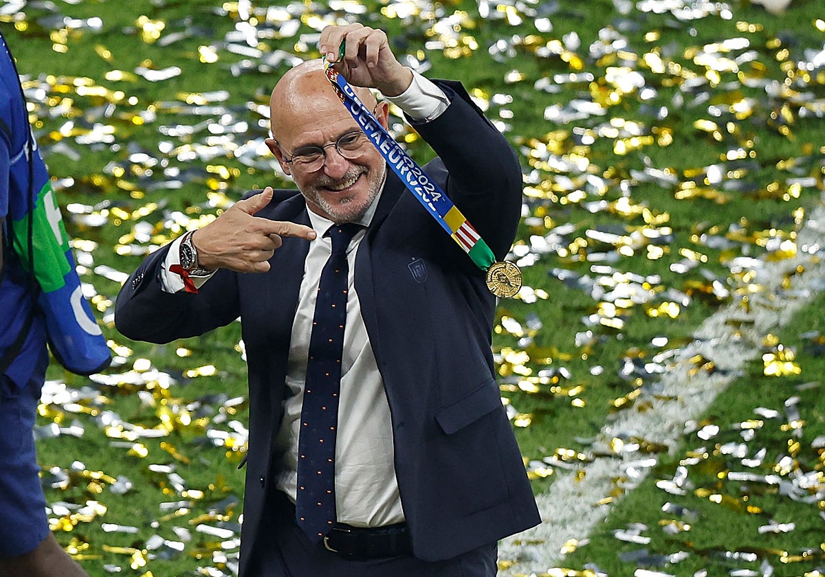 Luis de la Fuente con su medalla de campeón de Europa