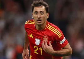 Oyarzabal se señala el escudo de España tras marcar el gol que dio la Eurocopa a la selección nacional