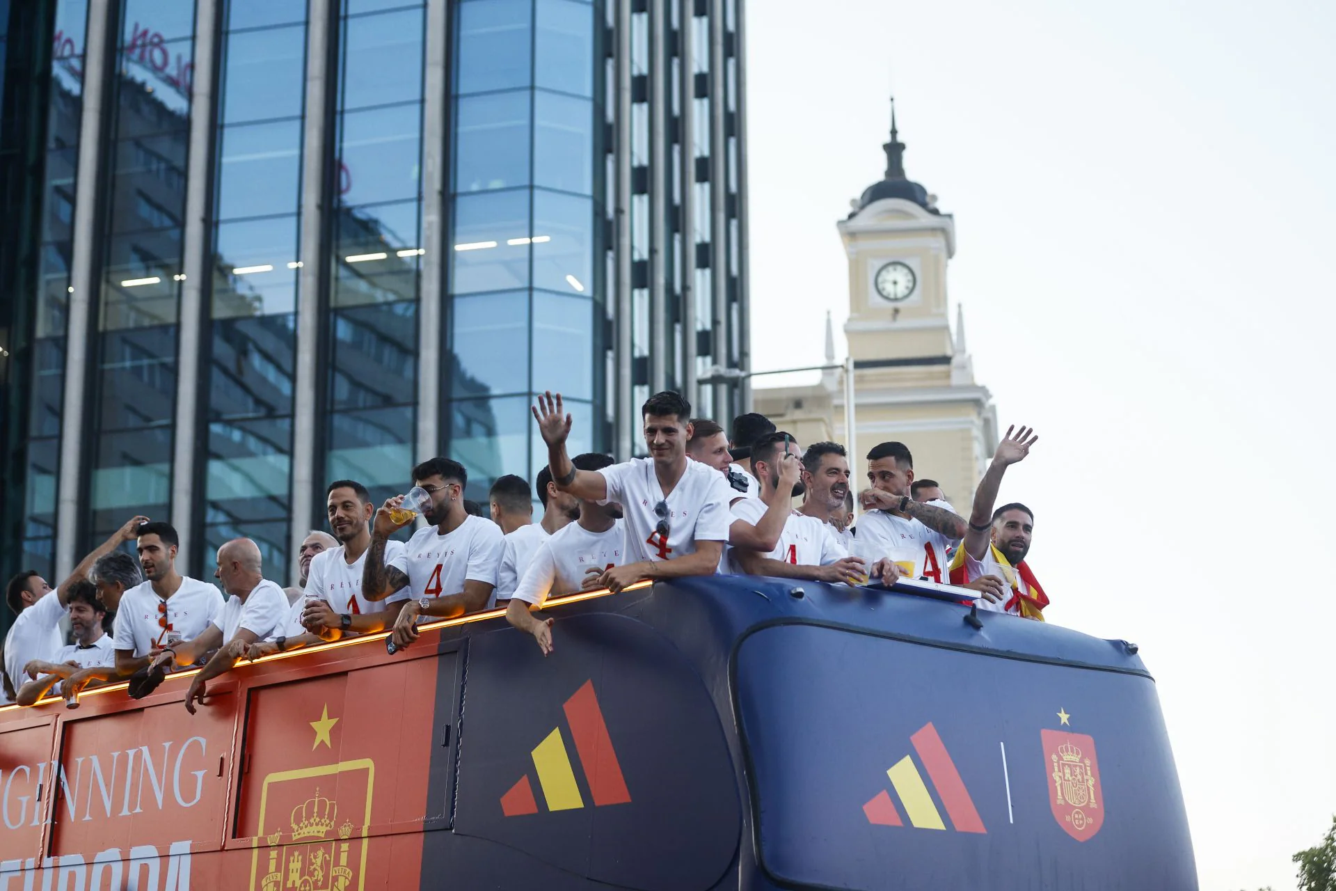 Jugadores en el techo del autobús en el camino hasta Cibeles