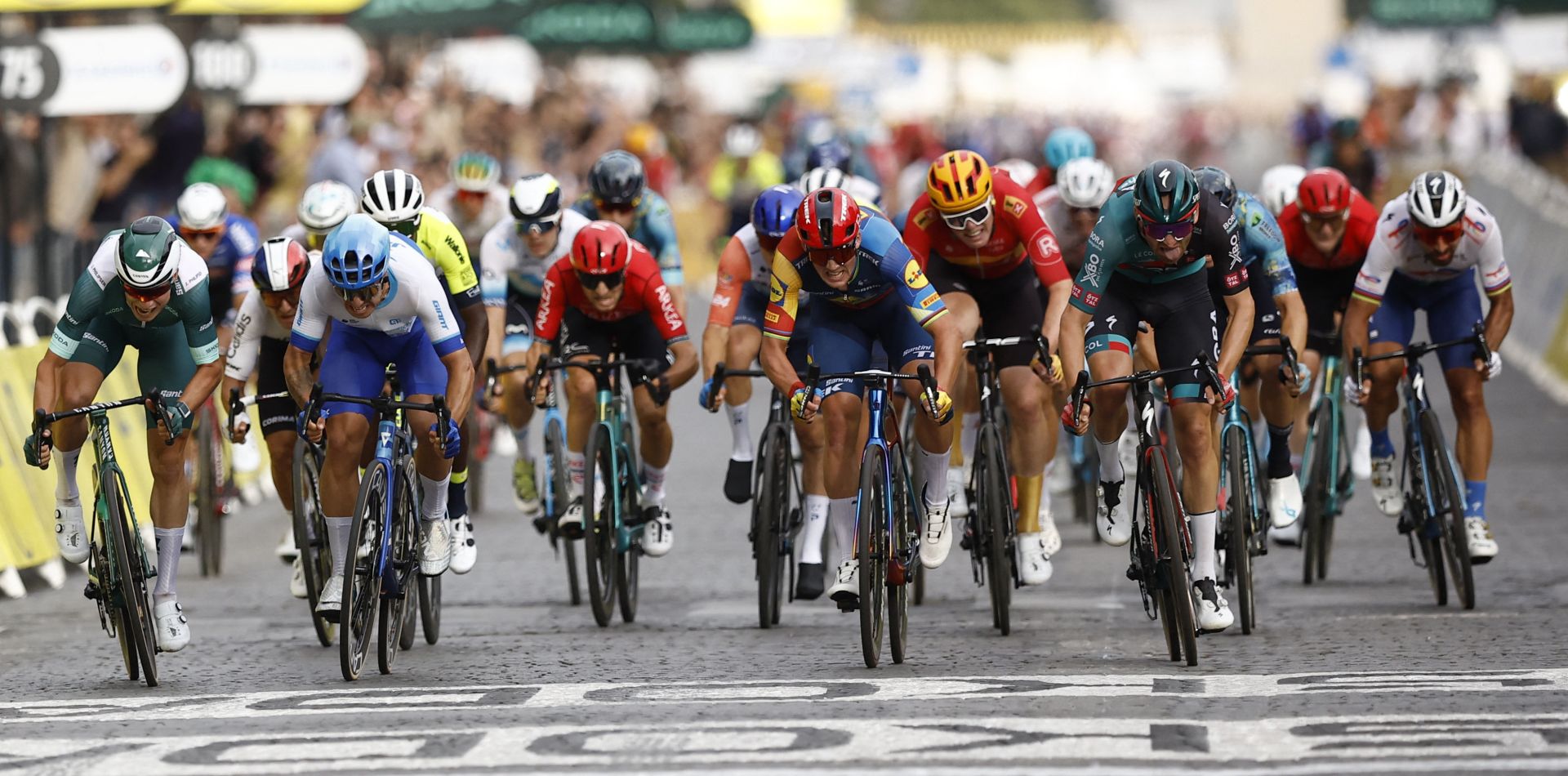 El belga Jordi Meeus se impuso el año pasado en el sprint de los Campos Elíseos.