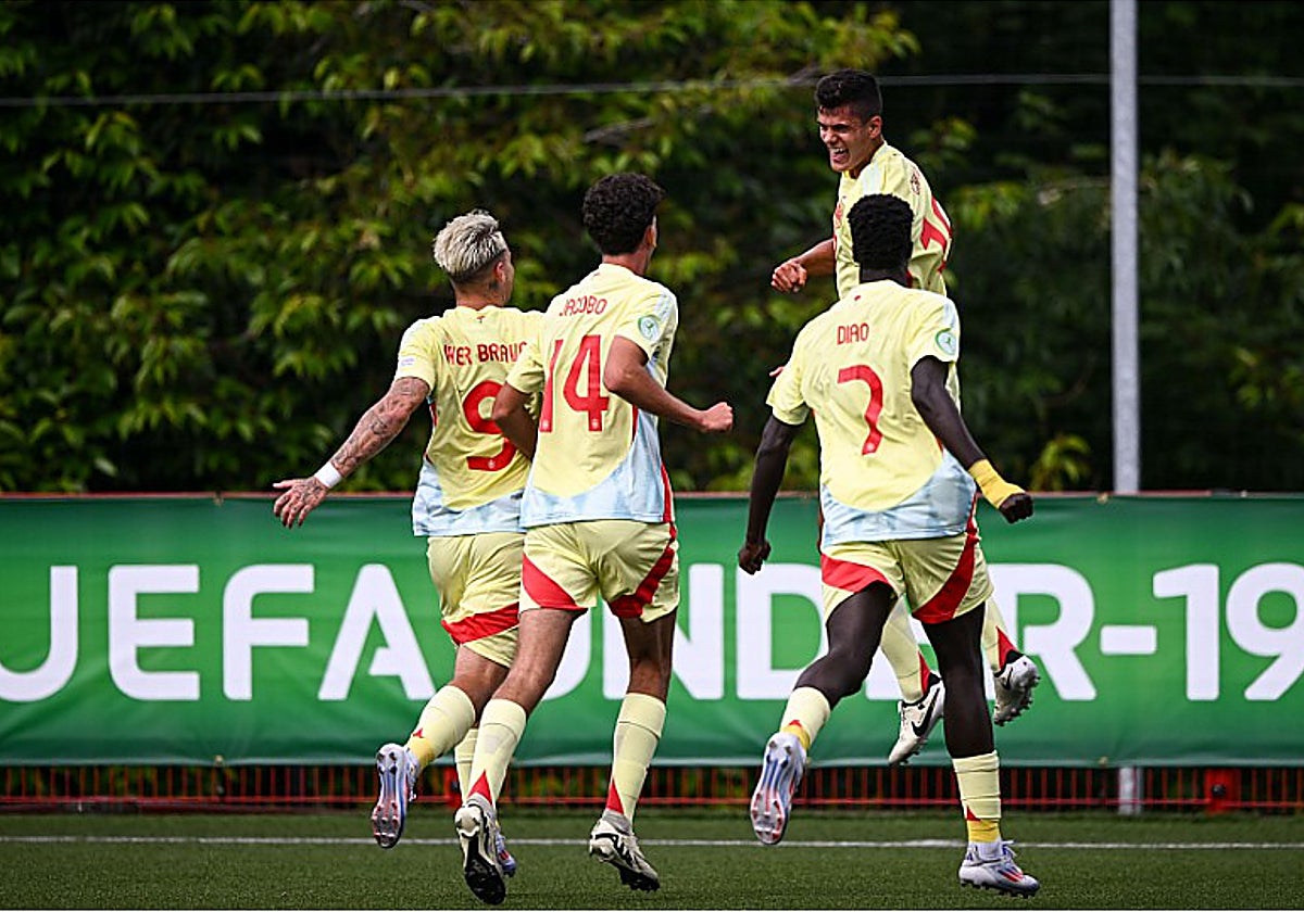 Assane Diao celebrando el primer gol del encuentro frente a Dinamarca sub 19