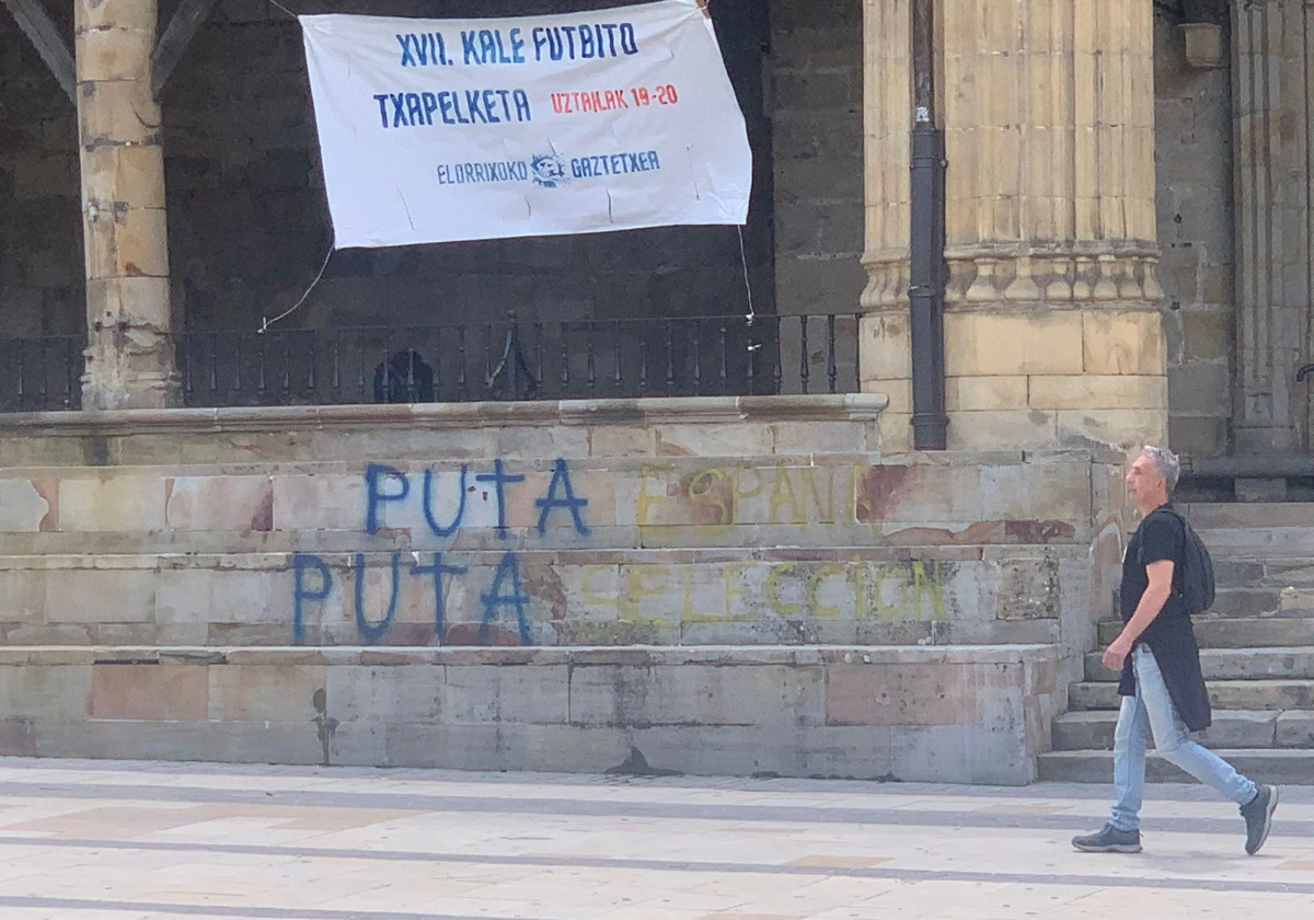 El Ayuntamiento de Elorrio, gobernado por Bildu, no condena las pintadas  contra Oyarzabal