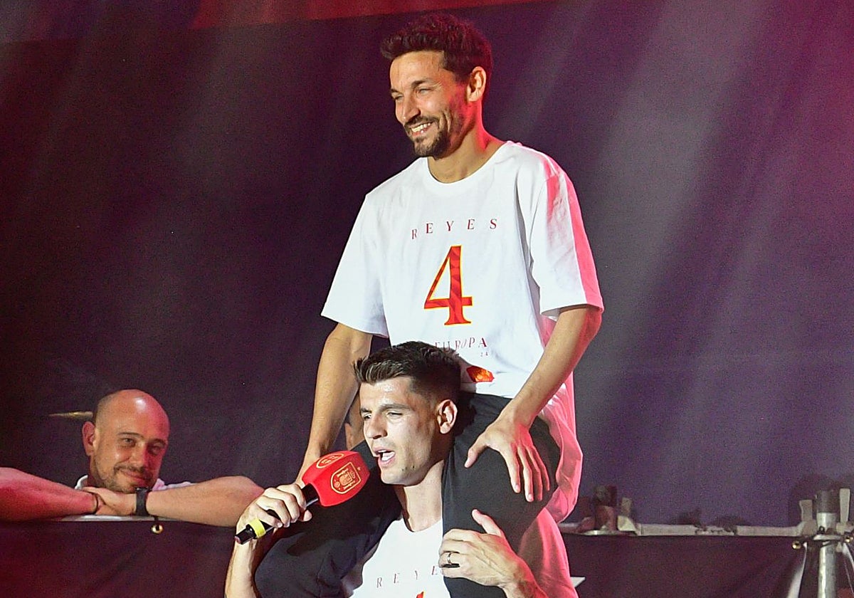 Jesús Navas, a hombros de Álvaro Morata en la celebración de la Eurocopa