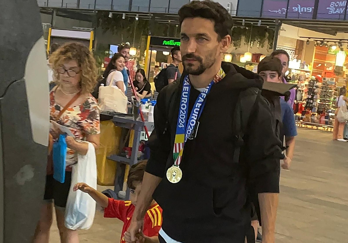Jesús Navas llega a Sevilla con la medalla de campeón de la Eurocopa