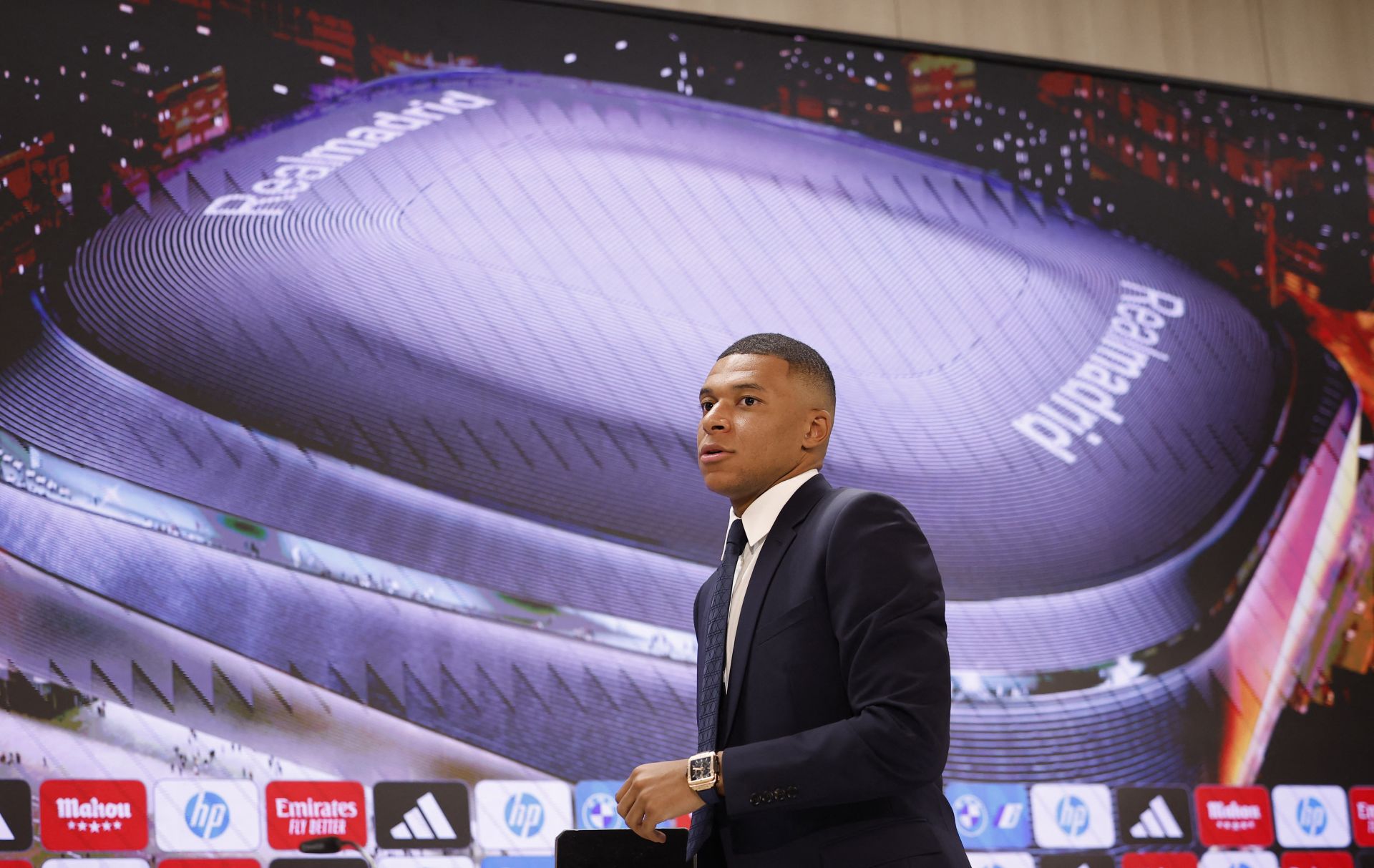 Con esta imagen,  Mbappé ha dado por concluida la rueda de prensa, y por tanto, la presentación de un 16 de julio de 2024 que va a recordar para toda la vida