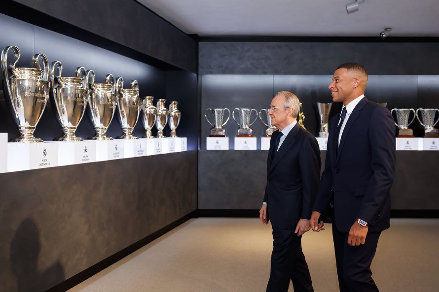 Florentino Pérez le muestra al astro francés las 15 champions conquistadas por el conjunto blanco