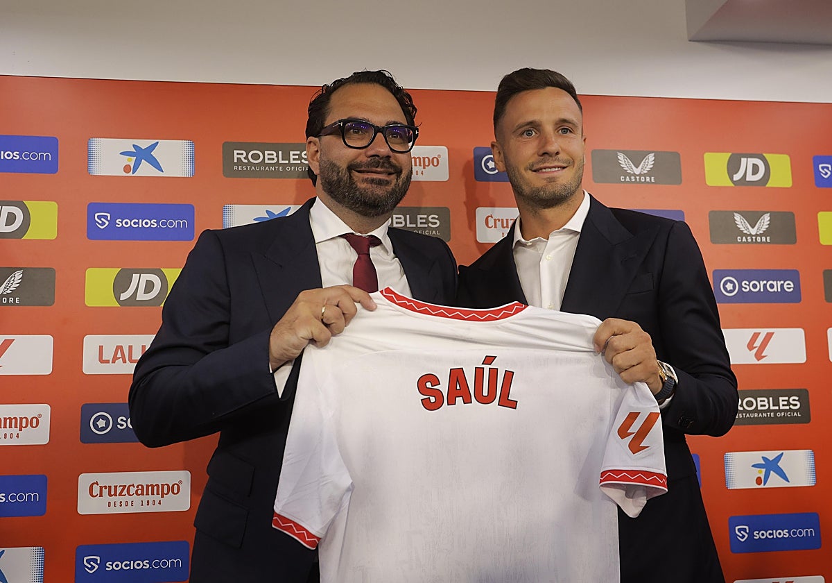 Saúl Ñíguez, acompañado de Víctor Orta durante su presentación