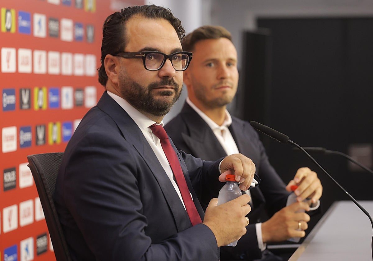 Víctor Orta acompañó a Saúl Ñíguez en su presentación como sevillista
