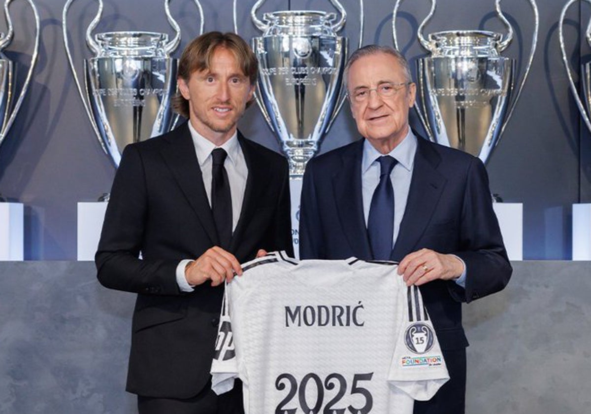 Modric posa con Florentino Pérez en su renovación