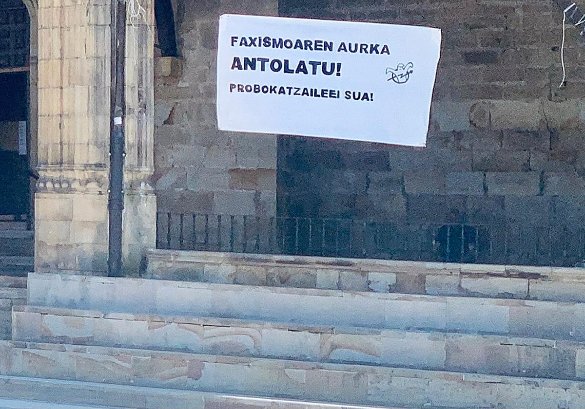 La nueva pancarta que ha aparecido tras borrar las pintadas contra Oyarzabal y Merino