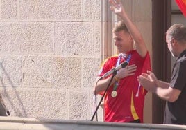 Miles de personas reciben y homenajean a Dani Olmo en Tarrasa tras ganar la Eurocopa: «Piel de gallina»