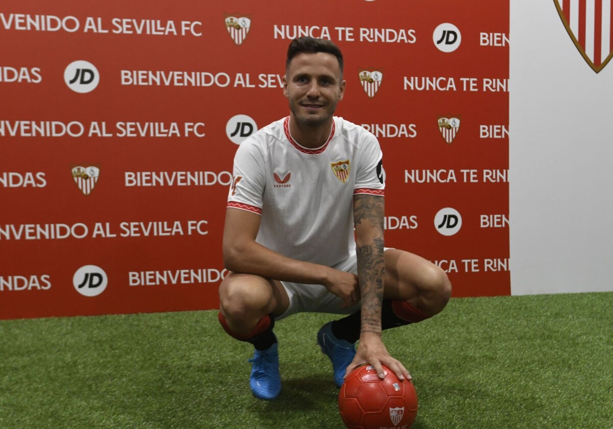 Saúl Ñíguez poses with the Sevilla shirt in his presentation as the new red and white player