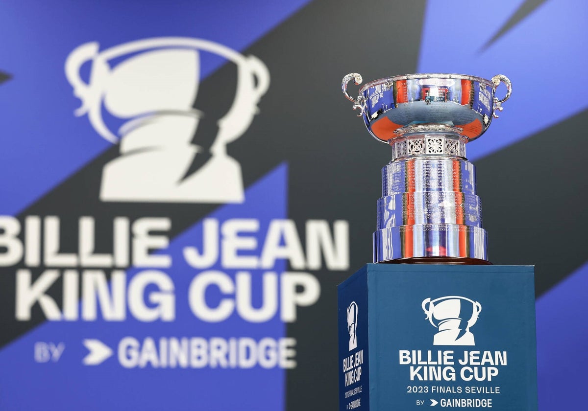 El trofeo de la Billie Jean King Cup 2023 en las Finales de Sevilla 2023