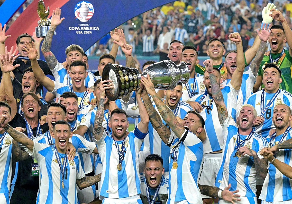 Los jugadores argentinos celebran la victoria en la final de la Copa América