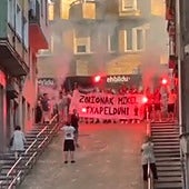 Los amigos de Oyarzabal le aclaman frente a la sede de Bildu en Eibar al ritmo de 'Potra salvaje'