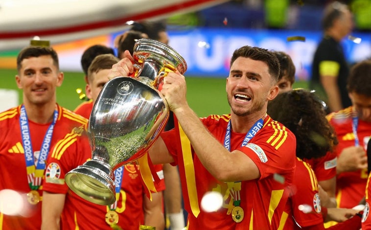 Imagen principal - Arriba, Aymeric Laporte. Abajo, a la izquierda, Mikel Merino. A la derecha, Robin Le Normand