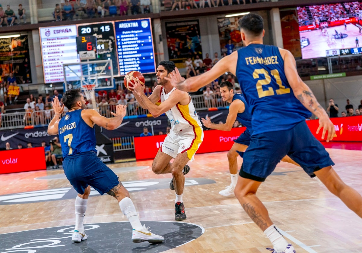 Aldama, frente a Campazzo durante el España-Argentina