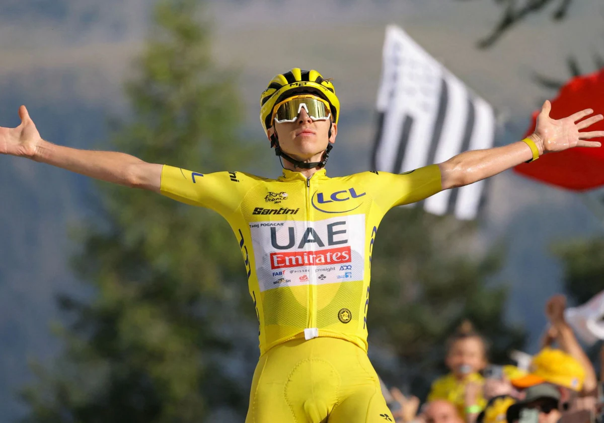 Pogacar celebra su triunfo en la penúltima etapa del Tour