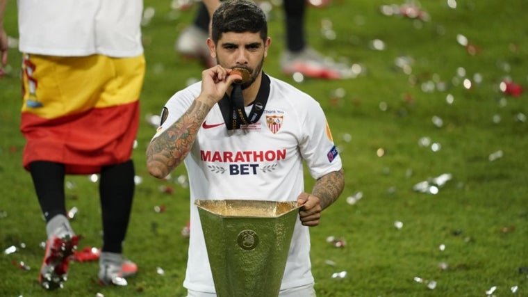 Banega posa con el trofeo y la medalla de la Europa League conquistada en Colonia en 2020