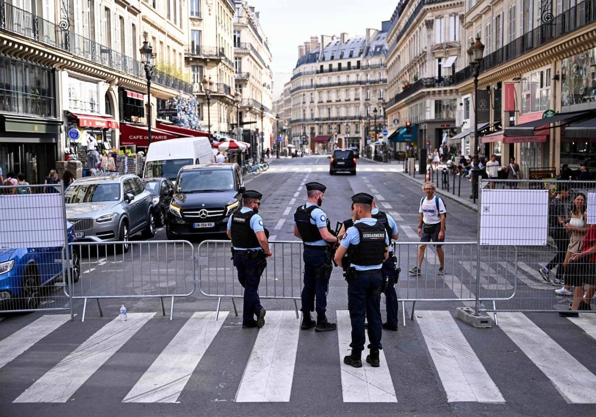 Policías franceses empiezan a patrullar las calles de París antes del inicio de los Juegos que se celebran este año en la capital gala