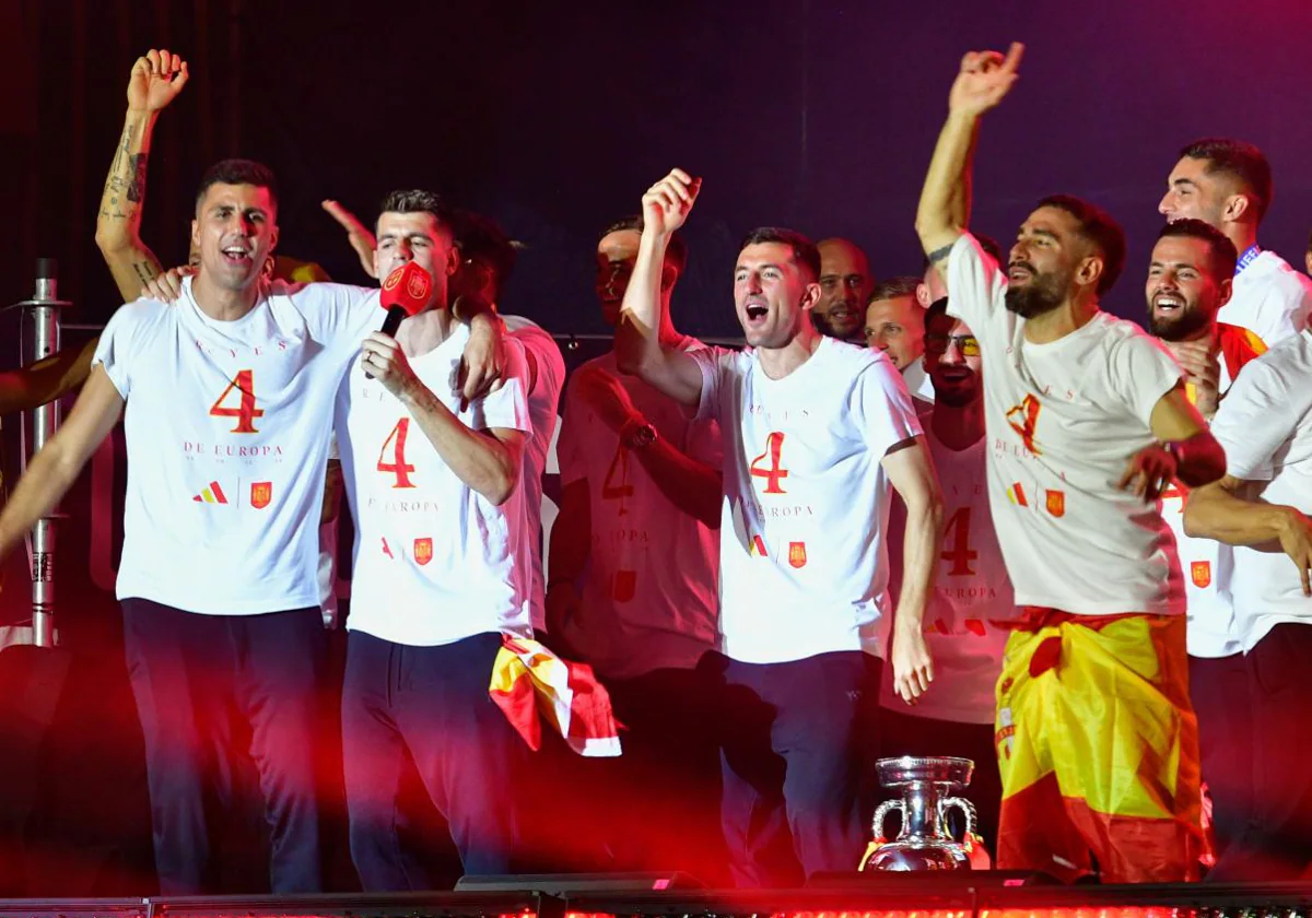 Rodri y Morata (izda), junto a varios compañeros durante la celebración de la Eurocopa en Madrid